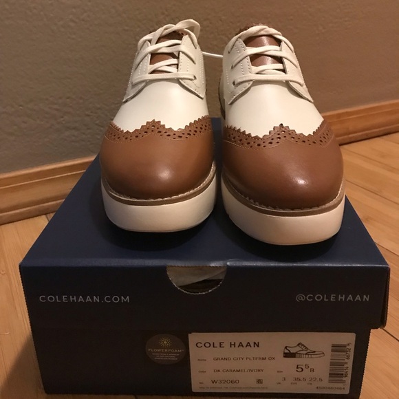 NWB Cole Haan Platform Wingtip Oxford 5.5 Tan/White - Picture 2 of 6